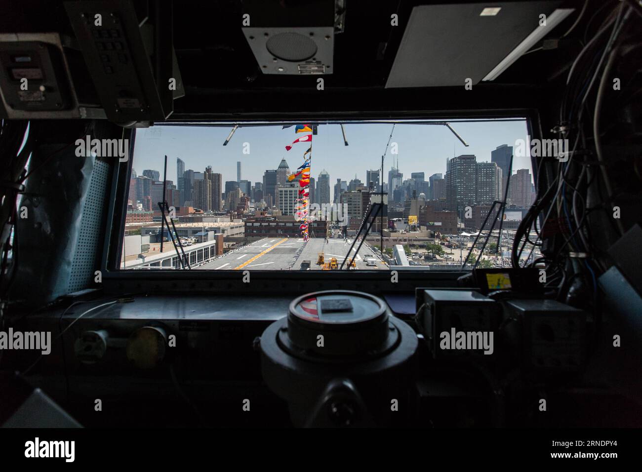 Das Foto vom 27. Mai 2016 zeigt die Skyline von Manhattan aus dem Brückenfenster der USS Bataan (LHD-5), einem amphibischen Angriffsschiff der Wasp-Klasse, in Manhattan während der 28. Jährlichen New York Fleet Week in New York, USA. Die New York Fleet Week findet vom 25. Mai bis 30. Mai statt, wo hunderte Soldaten der Streitkräfte New York City im Rahmen der Gedenkfeiern besuchen. ) US-NEW YORK-FLEET WEEK-USS BATAAN LixMuzi PUBLICATIONxNOTxINxCHN Foto aufgenommen AM 27 2016. Mai zeigt die Skyline-Seen von Manhattan vom Brückenfenster der USS Bataan LHD 5 Wasp Class Stockfoto