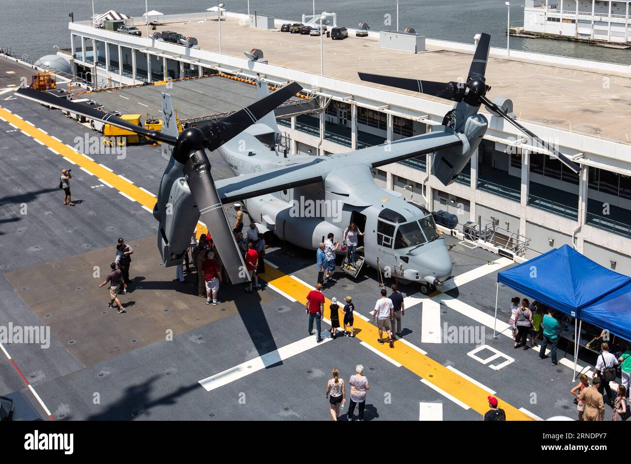 Eine V-22 Osprey Tiltrotor-Maschine ist an Bord der USS Bataan (LHD-5) abgebildet, einem amphibischen Angriffsschiff der Wasp-Klasse, das während der 28. Jährlichen New York Fleet Week am 27. Mai 2016 am Pier 88 in Manhattan ankerte. Die New York Fleet Week findet vom 25. Mai bis 30. Mai statt, wo hunderte Soldaten der Streitkräfte New York City im Rahmen der Gedenkfeiern besuchen. ) Die US-NEW YORK-FLOTTE DER WOCHE-USS BATAAN LixMuzi PUBLICATIONxNOTxINxCHN A V 22 Osprey Tilt Rotorflugzeug IST AN Bord der USS Bataan LHD 5 Wasp Class Amphibious Assault Ship Docke abgebildet Stockfoto