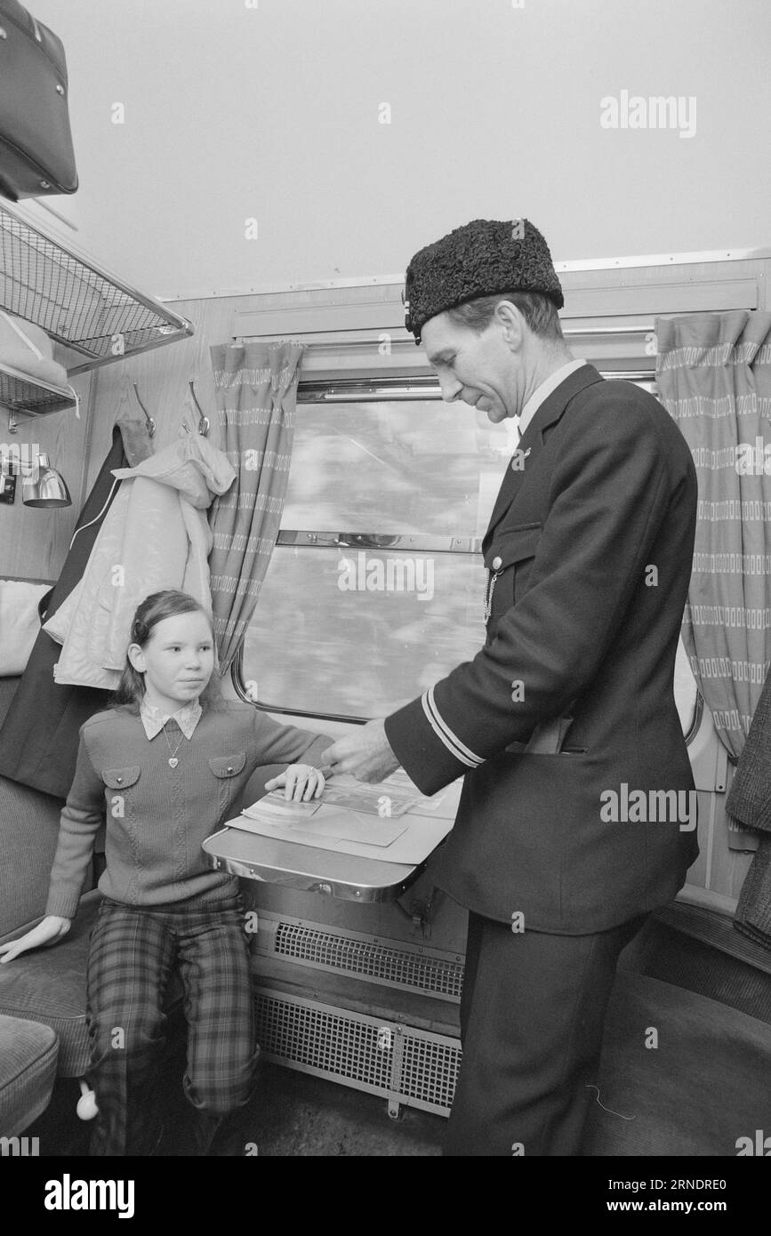 Aktuelles 07 - 2 - 1974: Das Mädchen, das nie von trainOnce gewählt hatte, muss das erste sein, und das ist die Geschichte der 10-jährigen Marit Medhus aus Hallingdal, als sie zum ersten Mal mit der Bahn reist. Der Bergener Schaffner Finn Bakke schneidet seit 20 Jahren die Fahrkarten für die Bergener Bahn ab und war somit nicht der erste Reisende, mit dem er Kontakt hatte. Foto: Aage Storløkken / aktuell / NTB ***FOTO NICHT VERARBEITET*** dieser Text wurde automatisch übersetzt! Stockfoto