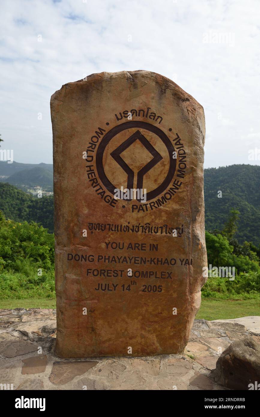 Schild zum UNESCO-Weltkulturerbe für den Dong Phayayen-Khao Yai Forest Complex, Khao Yai National Park, Provinz Nakhon Ratchasima, Thailand Stockfoto
