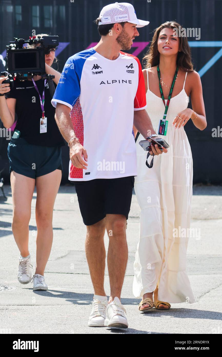 Monza, Italia. September 2023. Pierre Gasly von Alpine mit seiner Freundin Kika Cerqueira Gomes wird am Trainingstag vor dem F1 Grand Prix of Italy im Autodromo Nazionale Monza am 1. September 2023 in Monza, Italien, gesehen. (Bild: © Beata Zawrzel/ZUMA Press Wire) NUR REDAKTIONELLE VERWENDUNG! Nicht für kommerzielle ZWECKE! Stockfoto