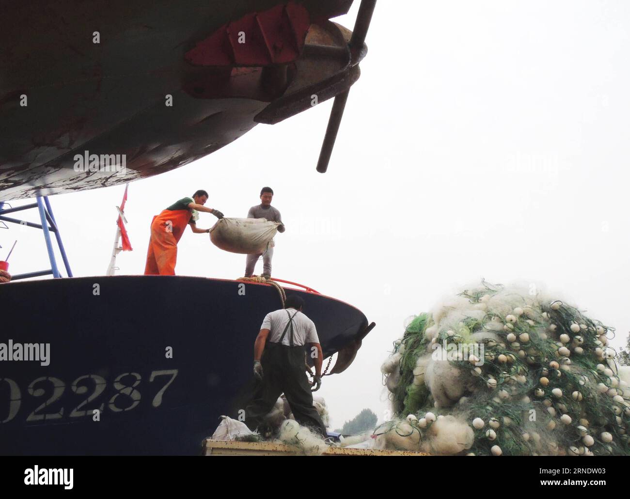 (160531) -- LIANYUNGANG, 31. Mai 2016 -- Fischer besiedeln das Fischernetz im Hafen der Stadt Lianyungang, ostchinesische Provinz Jiangsu, 31. Mai 2016. Das jährliche Fangverbot für das gelbe Meer, das Bohai-Meer und das Ostchinesische Meer beginnt am 1. Juni. ) (Ry) CHINA-FISHING BAN (CN) GengxYuhe PUBLICATIONxNOTxINxCHN 160531 Lianyungang Mai 31 2016 Fischer siedeln das Fischernetz im Hafen der Stadt Lianyungang Ostchinesische Provinz S Jiangsu Mai 31 2016 das jährliche Fang-Verbot beginnt AM 1. Juni AUF DEM chinesischen Gelben Meer Bohai-Meer und DEM Ostchinesischen Meer probieren Sie China Fishing Ban CN GengxYuhe PUBLICATI Stockfoto