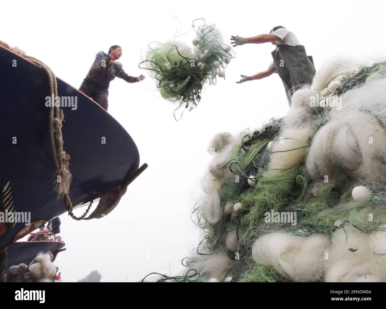 (160531) -- LIANYUNGANG, 31. Mai 2016 -- Fischer besiedeln das Fischernetz im Hafen der Stadt Lianyungang, ostchinesische Provinz Jiangsu, 31. Mai 2016. Das jährliche Fangverbot für das gelbe Meer, das Bohai-Meer und das Ostchinesische Meer beginnt am 1. Juni. ) (Ry) CHINA-FISHING BAN (CN) GengxYuhe PUBLICATIONxNOTxINxCHN 160531 Lianyungang Mai 31 2016 Fischer siedeln das Fischernetz im Hafen der Stadt Lianyungang Ostchinesische Provinz S Jiangsu Mai 31 2016 das jährliche Fang-Verbot beginnt AM 1. Juni AUF DEM chinesischen Gelben Meer Bohai-Meer und DEM Ostchinesischen Meer probieren Sie China Fishing Ban CN GengxYuhe PUBLICATI Stockfoto