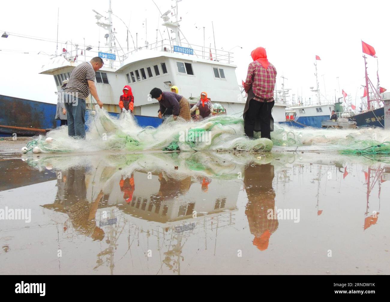 (160531) -- LIANYUNGANG, 31. Mai 2016 -- Fischer besiedeln das Fischernetz im Hafen der Stadt Lianyungang, ostchinesische Provinz Jiangsu, 31. Mai 2016. Das jährliche Fangverbot für das gelbe Meer, das Bohai-Meer und das Ostchinesische Meer beginnt am 1. Juni. ) (Ry) CHINA-FISHING BAN (CN) GengxYuhe PUBLICATIONxNOTxINxCHN 160531 Lianyungang Mai 31 2016 Fischer siedeln das Fischernetz im Hafen der Stadt Lianyungang Ostchinesische Provinz S Jiangsu Mai 31 2016 das jährliche Fang-Verbot beginnt AM 1. Juni AUF DEM chinesischen Gelben Meer Bohai-Meer und DEM Ostchinesischen Meer probieren Sie China Fishing Ban CN GengxYuhe PUBLICATI Stockfoto