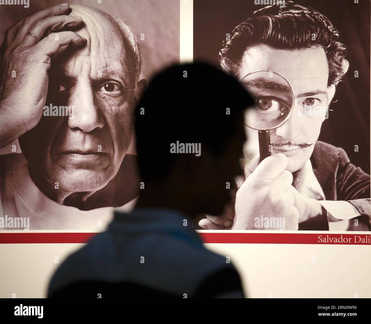 Bilder des Tages Picasso und Dali Ausstellung in Nantong, China (160531) -- NANTONG, 31. Mai 2016 -- Menschen gehen an einem Poster am Eingang einer Ausstellung des spanischen Künstlers Pablo Picasso und Salvador Dali in Nantong, Ostchinesische Provinz Jiangsu, 31. Mai 2016 vorbei. Insgesamt 86 Gemälde, Drucke, Skulpturen und Porzellanarbeiten von Pablo Picasso und Salvador Dali wurden auf der zweimonatigen Ausstellung gezeigt, die hier am Dienstag begann. )(mcg) CHINA-JIANGSU-NANTONG-PICASSO & DALI-AUSSTELLUNG (CN) HuangxZhe PUBLICATIONxNOTxINxCHN Images The Day Picasso and Dali Exhibition in Nantong China 160 Stockfoto