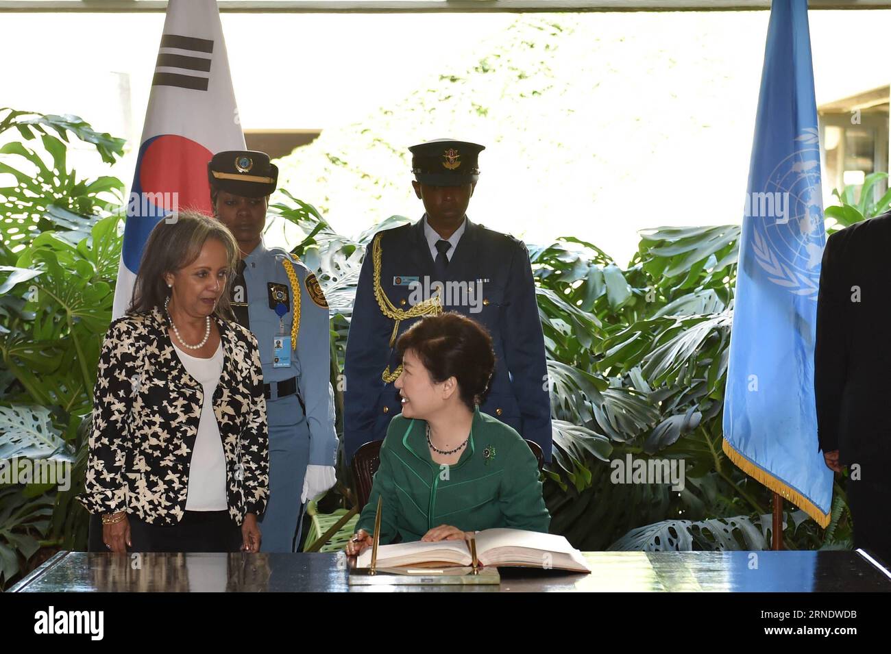 (160531) -- NAIROBI, 31. Mai 2016 -- der südkoreanische Präsident Park Geun-hye (R-Front) spricht mit der Generaldirektorin des Büros der Vereinten Nationen in Nairobi (UNON) Sahle-Work Zewde, während ihres Besuchs im UN-Afrika-Hauptquartier in Nairobi, Kenia, am 31. Mai 2016 ein Gastbuch unterzeichnete. Park Geun-hye ist von Montag bis Mittwoch auf einem dreitägigen Staatsbesuch in Kenia. ) KENIA-NAIROBI-SÜDKOREA-PRÄSIDENT-BESUCH SUNXRUIBO PUBLICATIONXNOTXINXCHN Stockfoto