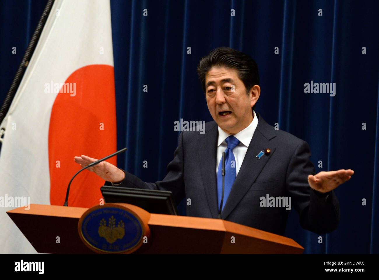 (160601) -- TOKIO, 1. Juni 2016 -- der japanische Premierminister Shinzo Abe spricht während einer Pressekonferenz am offiziellen Wohnsitz des Premierministers in Tokio, 1. Juni 2016. Der japanische Premierminister Shinzo Abe kündigte am Mittwoch an, dass er eine bereits umstrittene geplante Steuererhöhung von April 2017 bis Oktober 2019 weiter aufschieben werde, und zwar in einem sicheren Zeichen dafür, dass seine einst verehrte Abenomics-Mischung aus Wirtschaftspolitiken Japans angeschlagene Wirtschaft nicht wieder beleben konnte. ) JAPAN-TOKIO-SHINZO ABE-ECONOMY-TAX MaxPing PUBLICATIONxNOTxINxCHN 160601 Tokio 1. Juni 2016 Japanischer Premierminister Shinzo ABE spricht duri Stockfoto