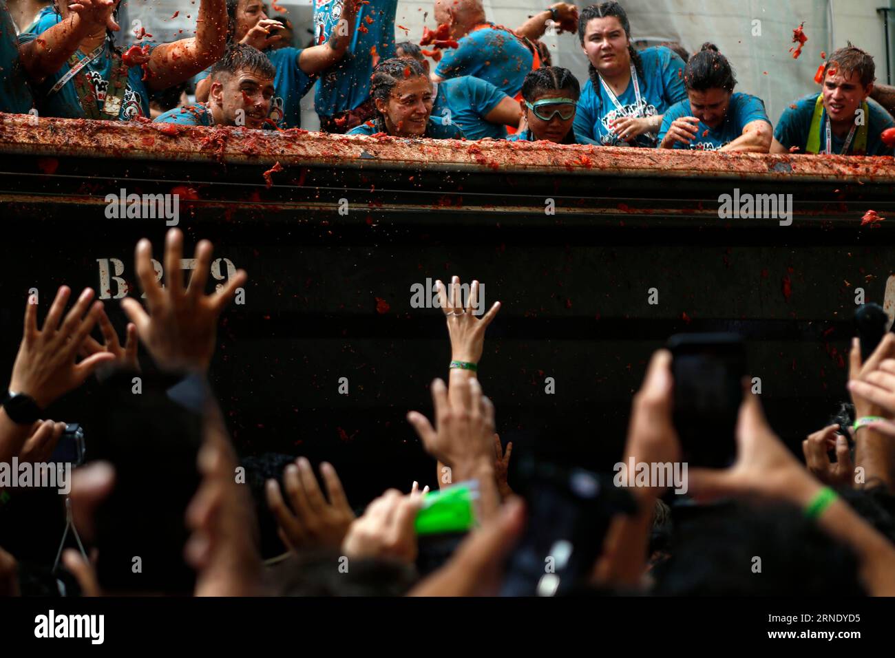 Tausende von Menschen tragen Schwimmbrillen, Badeanzüge, Shorts, Flip