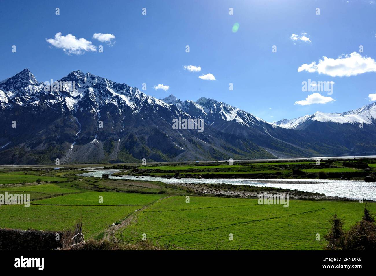 (160605) -- TIBET, 5. Juni 2016 -- Foto aufgenommen am 4. Juni 2016 zeigt Gletscher und Ackerland in der Nähe des Ranwu-Sees im Basu County von Chamdo City, südwestchinesische Autonome Region Tibet. ) (wx) CHINA-TIBET-RANWU SEENLANDSCHAFT (CN) ZhangxRufeng PUBLICATIONxNOTxINxCHN 160605 Tibet 5. Juni 2016 Foto aufgenommen AM 4. Juni 2016 zeigt Gletscher und Ackerland in der Nähe des Ranwu Sees im Basu County Chamdo City Südwesten Chinas S Tibet Autonome Region wx China Tibet Ranwu Seenlandschaft CN ZhangxRufeng PUBLATxCHINxN Stockfoto