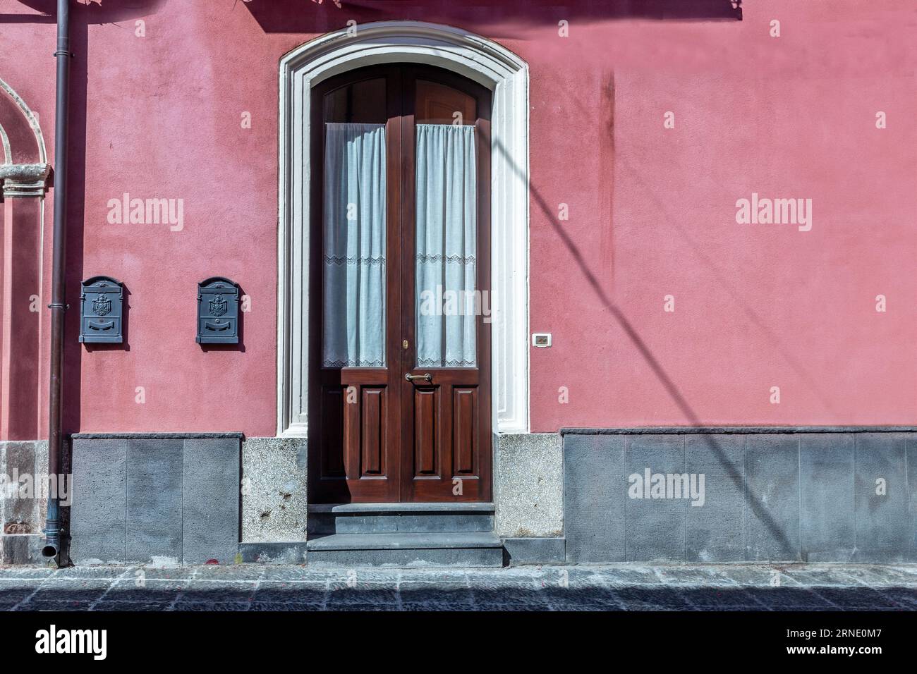 Türen und Fenster der alten sizilianischen Häuser Stockfoto