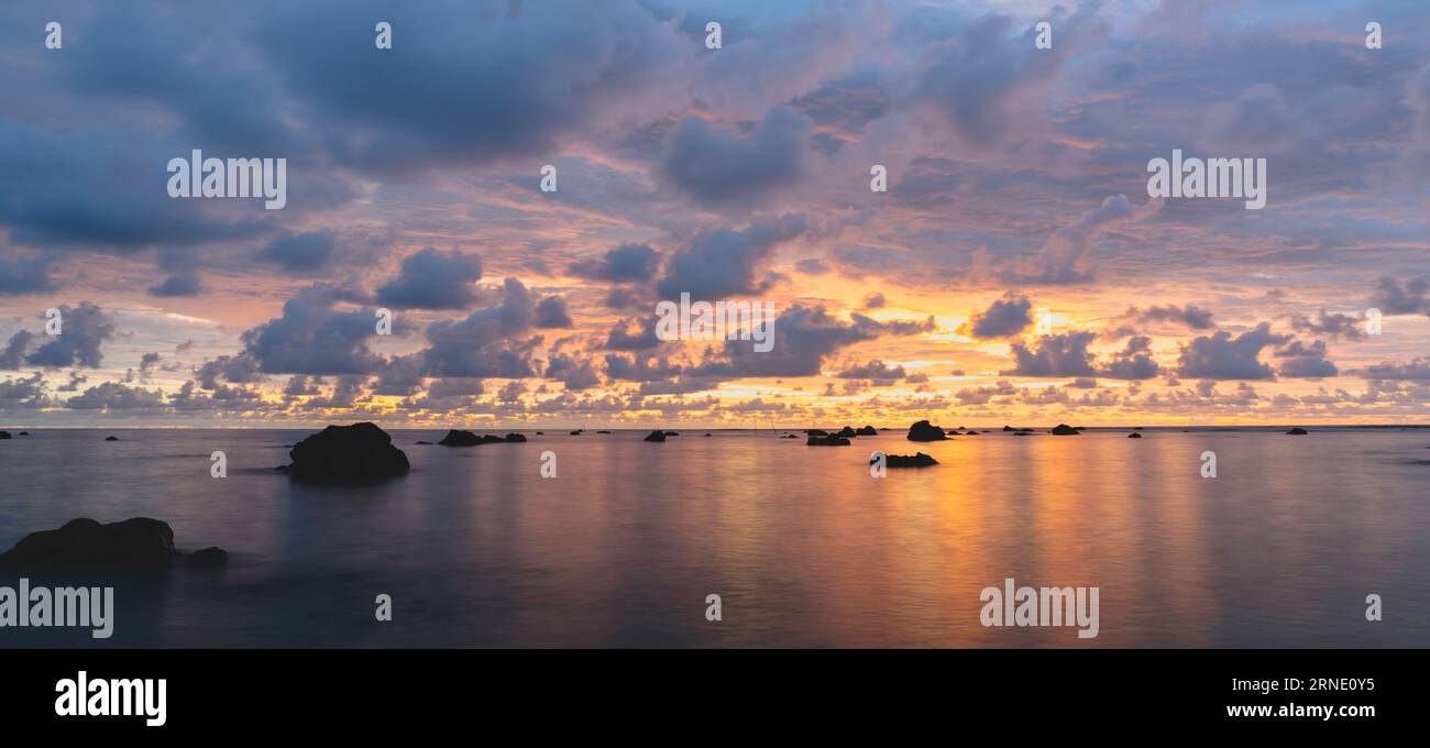 Wunderschöne Landschaft Natur Panorama - Meer Sonnenuntergang. Reflexion der Sonne im Wasser eines ruhigen Meeres. Schöner Abend und warmes Meer in Thailand Stockfoto