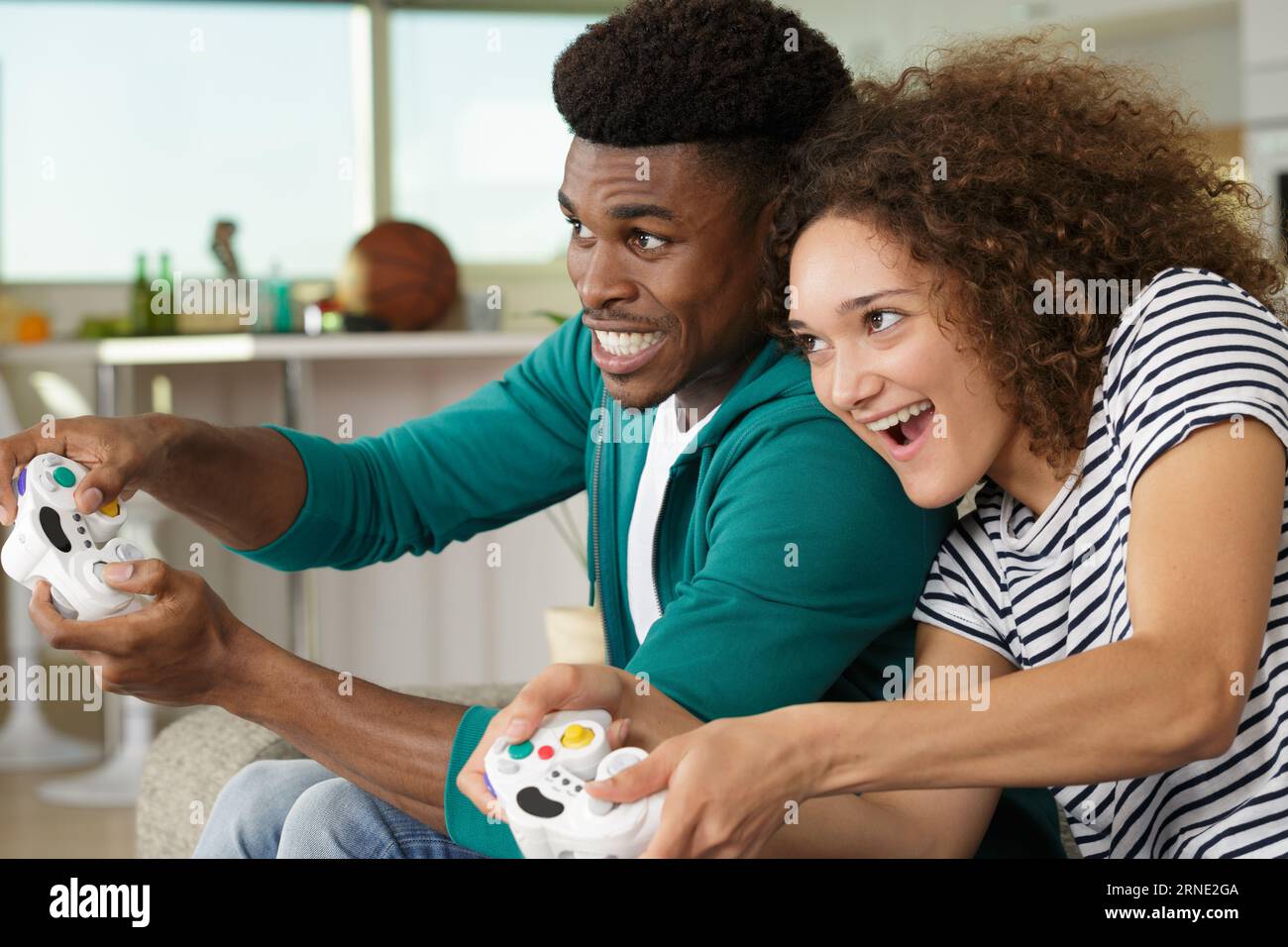 Begeisterte Paare, die zu Hause Computerspiele spielen Stockfoto
