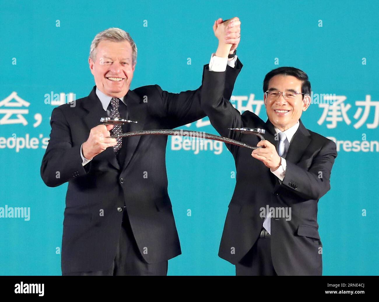 (160608) -- PEKING, 8. Juni 2016 -- Bürgermeister von Peking Wang Anshun (R) und US-Botschafter in China Max Baucus nehmen an einer Übergabereise beim zweiten US-China Climate-Smart/Low-Carbon Cities Summit in Peking, der Hauptstadt Chinas, am 8. Juni 2016 Teil. Der Gipfel wurde am Mittwoch hier geschlossen und der nächste Gipfel fand 2017 in Boston statt. (Zkr) CHINA-BEIJING-U.S.-LOW CARBON-SUMMIT(CN) ChenxJianli PUBLICATIONxNOTxINxCHN 160608 Peking 8. Juni 2016 Bürgermeister von Peking Wang Anshun r und US-Botschafter in China Max Baucus nehmen an einer Übergabezeremonie BEI der zweiten US-China CLIMATE Smart Low Carb Teil Stockfoto