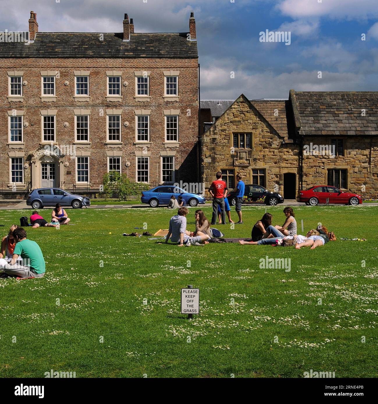 Bishop Cosin’s Hall (links), erbaut in den frühen 1700er Jahren, und Almshouses aus dem Jahr 1666 in Owengate, östlich von Palace Green in Durham, England. Die einfache und regelmäßige Fassade des Saals ist typisch für die georgianische Architektur. Es hat eine doppelte, halbverglaste Tür unter einer Rokoko-Schale in einem runden Bogen, flankiert von kanionischem Pilaster; sein Tympanon ist mit Blattschnitzereien gefüllt. John Cosin war ein Bischof von Durham aus den 1600er Jahren, der mehrere Gebäude auf Palace Green errichtete und für den Bau der hier zu sehenden Almshouses verantwortlich war, aber er baute nicht die Halle, die ihm zu Ehren benannt wurde. Stockfoto