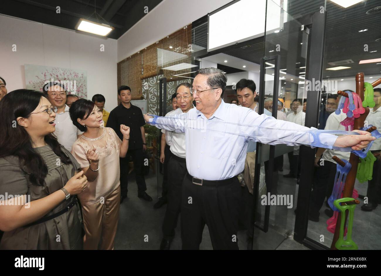 (160611) -- XIAMEN, 11. Juni 2016 -- Yu Zhengsheng (2. L), Vorsitzender des Nationalen Komitees der politischen Beratungskonferenz des chinesischen Volkes, erleben Sie einen Chest-Expander, der von Start-ups junger Unternehmer aus Taiwan während eines Besuchs der Cross-Strait Innovations- und Entrepreneurship-Basis für Jugendliche im Bezirk Haicang von Xiamen, südöstliche chinesische Provinz Fujian, am 11. Juni 2016 gemacht wurde. ) (Cxy) CHINA-XIAMEN-YU ZHENGSHENG-VISIT (CN) DingxLin PUBLICATIONxNOTxINxCHN 160611 Xiamen 11. Juni 2016 Yu Zheng Sheng 2. L Vorsitzender des Nationalkomitees der chinesischen Prominenten S P Stockfoto