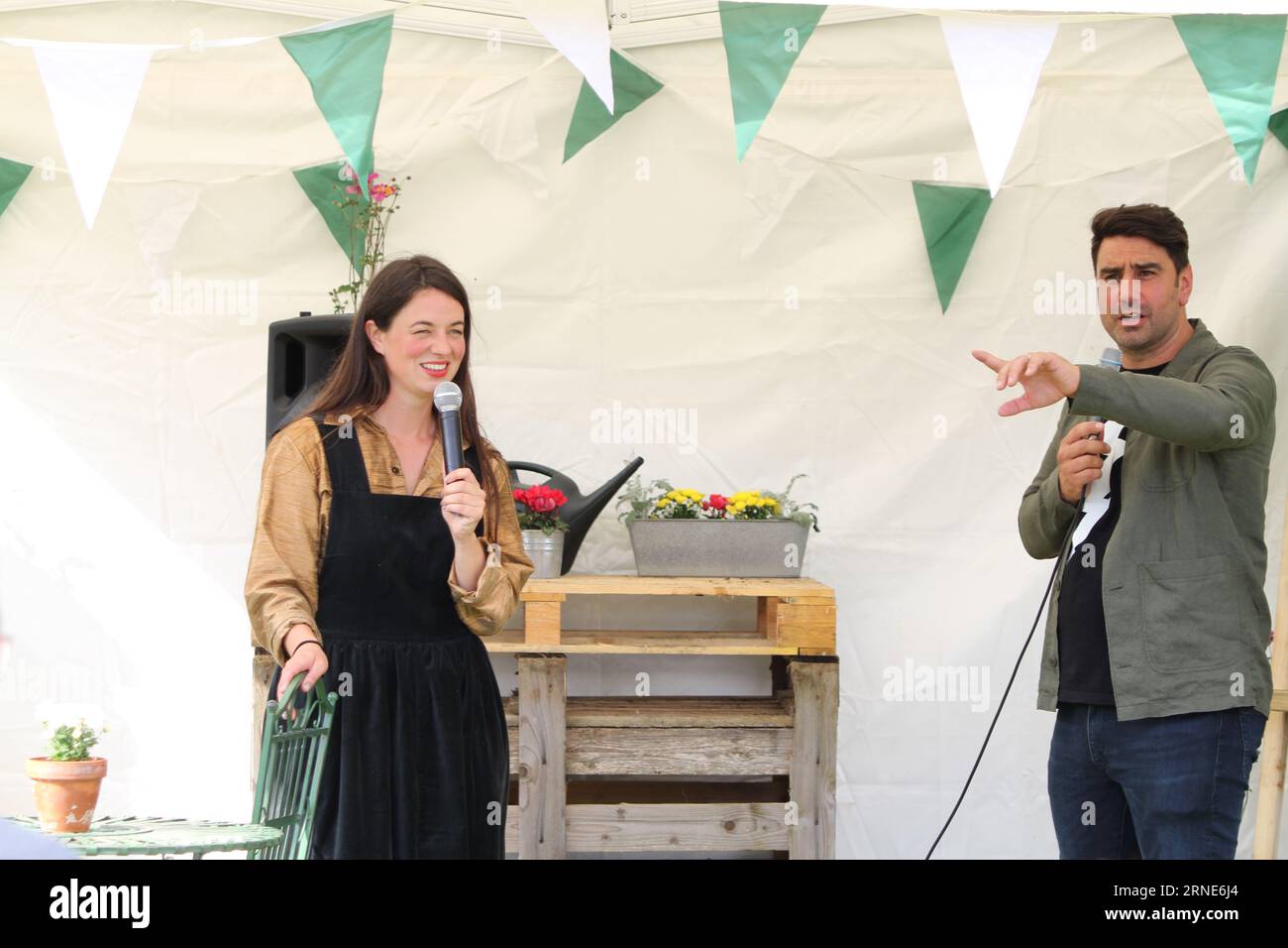 Safran Walden, Großbritannien. September 2023. Die BBC Gardeners' World Autumn Fair findet im Audley End House and Gardens in Essex statt. Gärtner Weltmoderator Frances Tophill im Gespräch mit Chris Bavin. Radio: Eastern Views/Alamy Live News Stockfoto