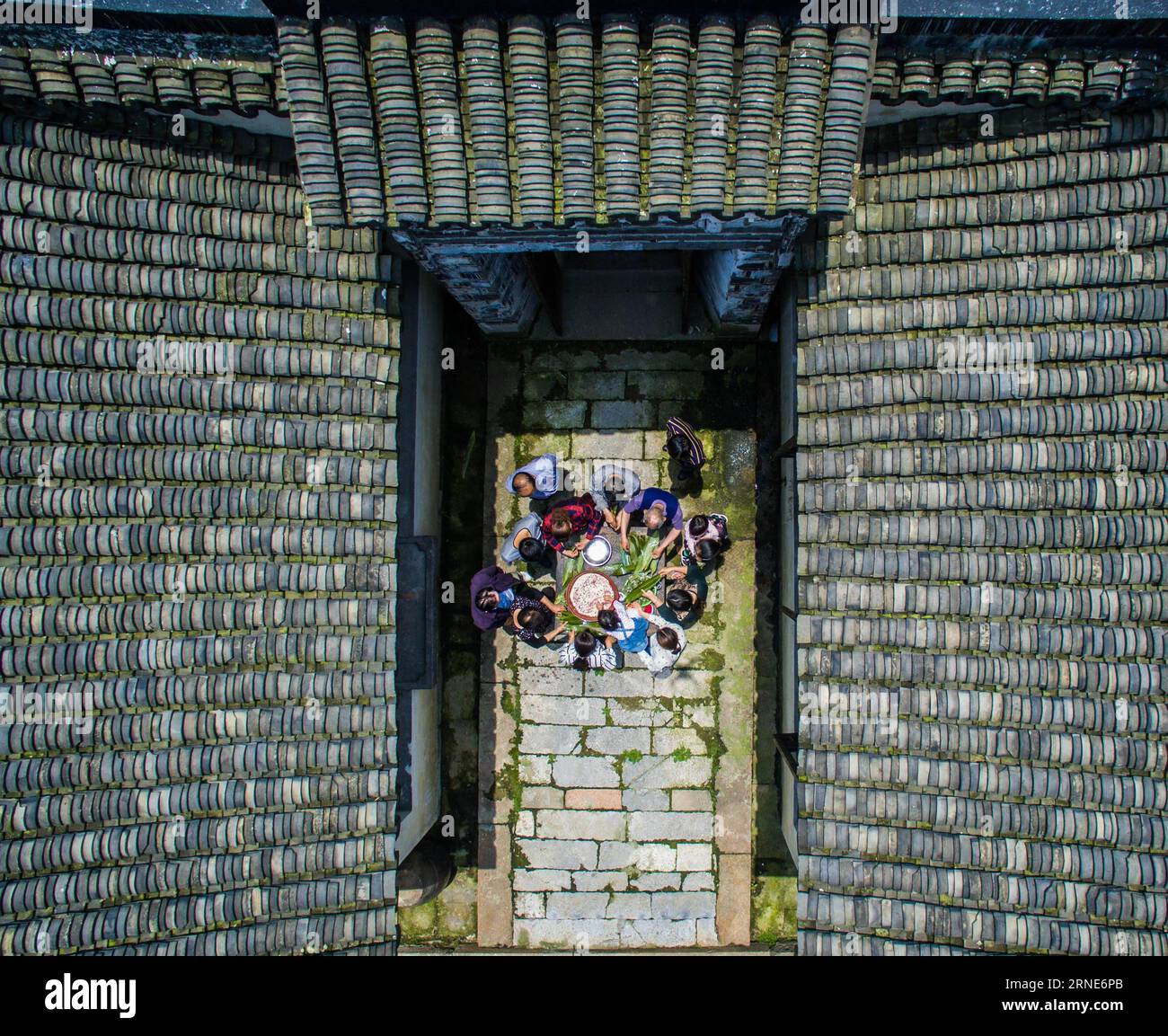 (160612) -- PEKING, 12. Juni 2016 -- die Dorfbewohner machen Zongzi, einen klebrigen Reisknödel, der in Bambus oder Schilfblätter gehüllt ist, anlässlich des bevorstehenden Dragon Boat Festivals oder Duanwu auf Chinesisch, auf dem Hof eines alten Hauses im Dorf Yigao in Huzhou, Provinz Zhejiang in Ostchina, 5. Juni 2016. ) WÖCHENTLICHE AUSWAHL VON XINHUA-FOTO XuxYu PUBLICATIONxNOTxINxCHN 160612 Peking 12. Juni 2016 die Dorfbewohner machen Zongzi zu einem klebrigen Reisknödel, der in Bambus oder Schilfblätter gewickelt ist, um das bevorstehende Dragon BOAT Festival oder Duanwu auf Chinesisch IM Yard of to Old House IM Dorf Huzhou Ostchina zu markieren s ZH Stockfoto