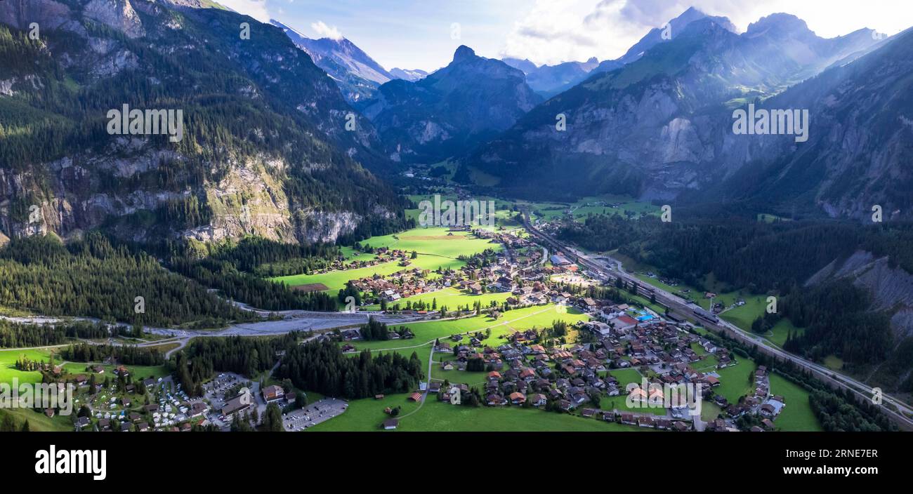 Schweizer Naturlandschaft. Kandersteg Dorf mit atemberaubendem Tal umgeben von hohen Alpen Berge. Beliebtes touristisches Skigebiet. Kanton Bern, Schweiz. Stockfoto