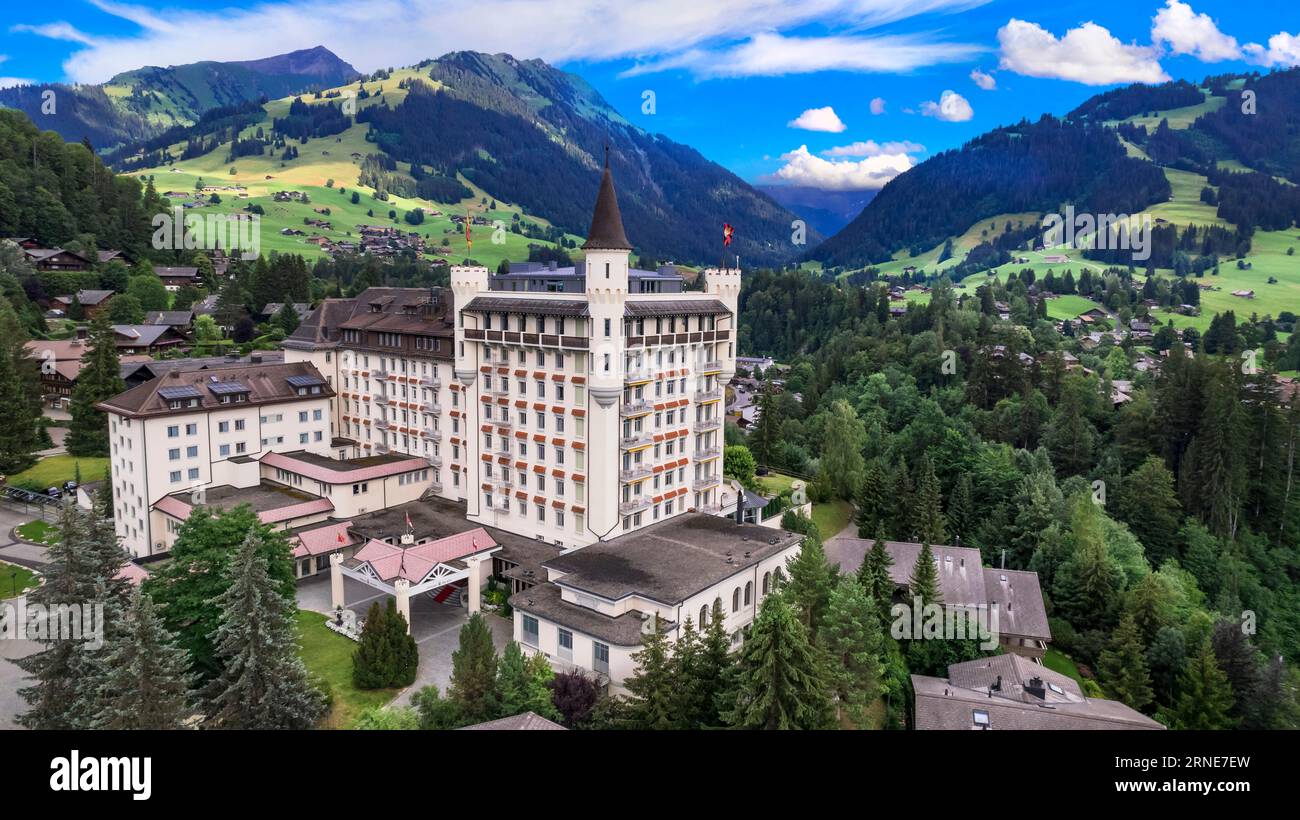 Gstaad – elegantes und beliebtes Bergskigebiet im Schweizer Land, Kanton Bern. Panoramaansicht der Drohne aus der Vogelperspektive Stockfoto