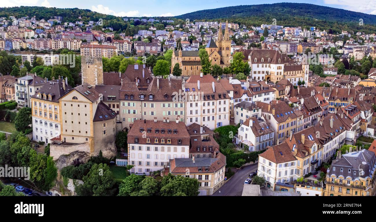 Schweiz Reisen und landschaftlich reizvolle Orte. Blick aus der Vogelperspektive auf die charmante Stadt Neuchatel und das beeindruckende mittelalterliche Schloss mit Blick auf den See Stockfoto