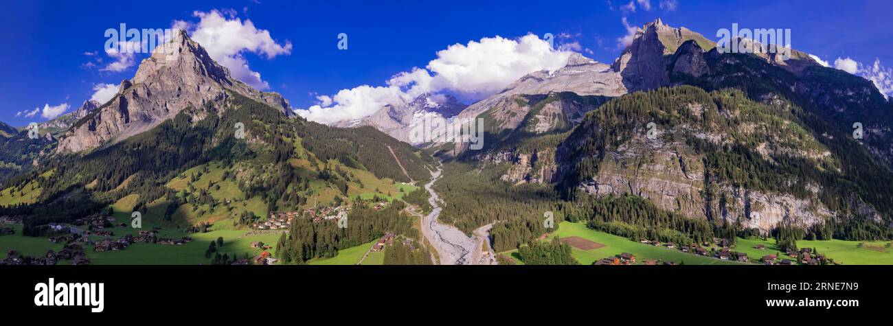 Schweizer Naturlandschaft. Kandersteg Dorf mit atemberaubendem Tal umgeben von hohen Alpen Berge. Beliebtes touristisches Skigebiet. Kanton Bern, Schweiz, Stockfoto