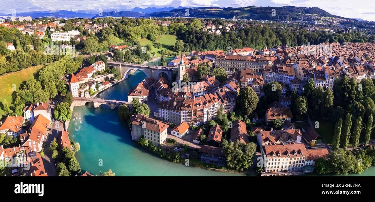 Altstadt von Bern - Hauptstadt der Schweiz. Panorama-Drohnenansicht aus der Luft. Reiseziele in der Schweiz Stockfoto