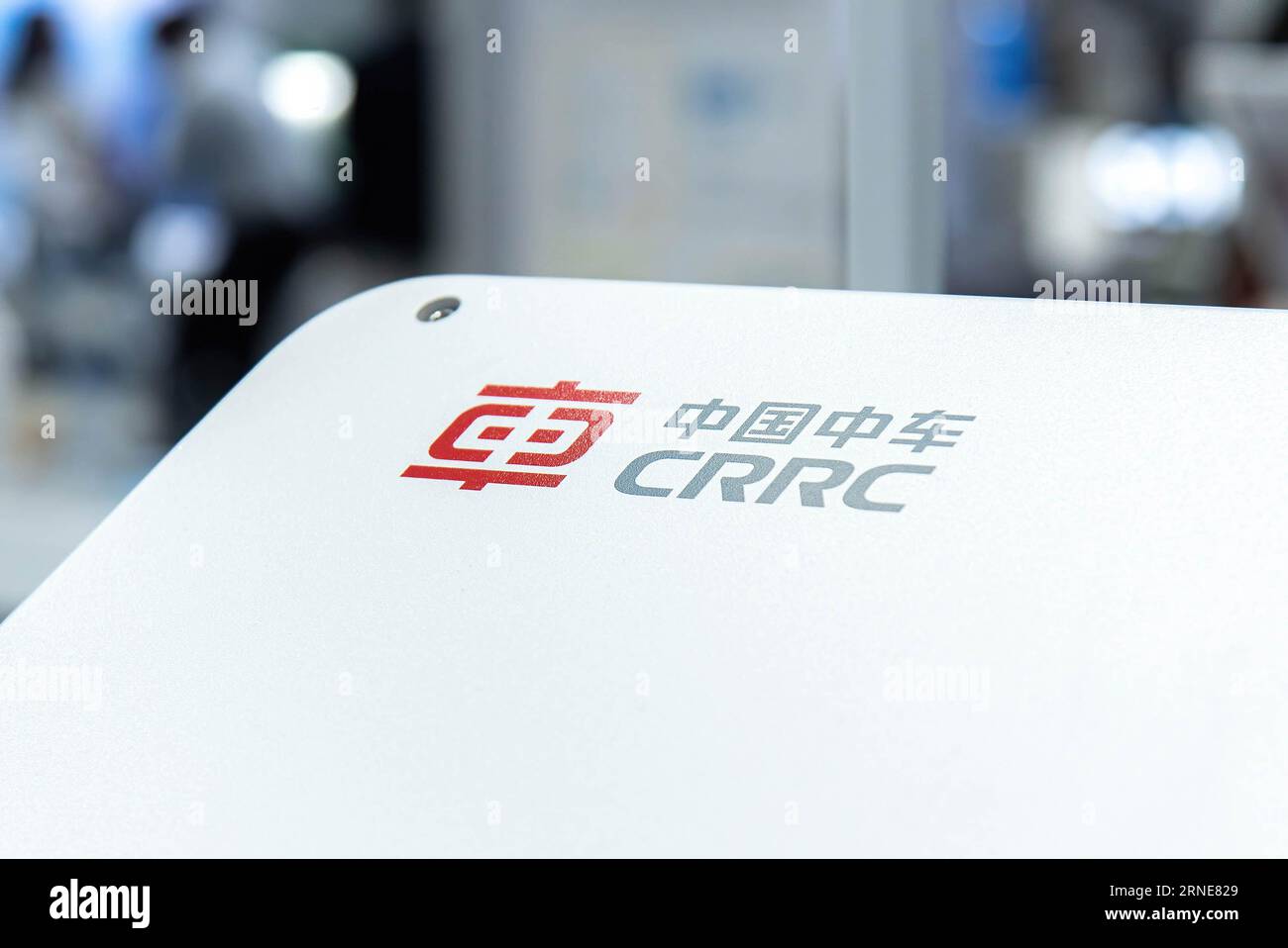 Bangkok, Thailand. September 2023. Ein Logo der China Railway Rolling Stock Corporation (CRRC), das während der Veranstaltung im Queen Sirikit National Convention Center zu sehen ist. Die ASEAN Sustainable Energy Week 2023 ist das Schaufenster für Innovation und Umwelttechnologien im Bereich erneuerbarer Energien, in dem internationale Innovatoren, Investoren, Technologieexperten und Unternehmen aus allen Sektoren zusammenkommen, um ihre neuesten Technologien der intelligenten Energielösungen, saubere Energiefahrzeuge, vorzustellen. (Foto: Peerapon Boonyakiat/SOPA Image/SIPA USA) Credit: SIPA USA/Alamy Live News Stockfoto