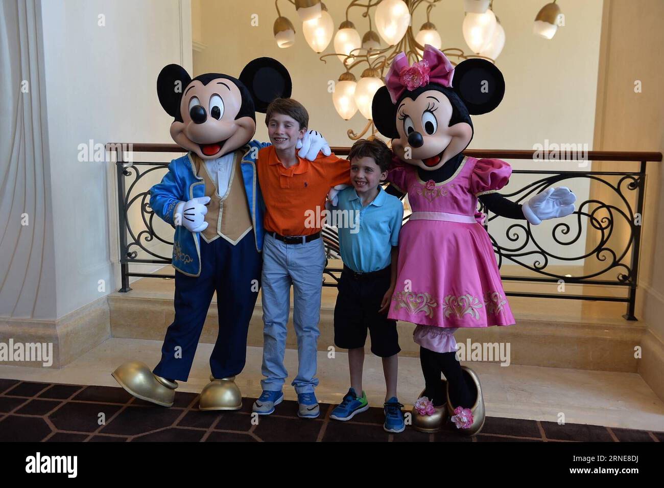 (160614) -- SHANGHAI, 14. Juni 2016 -- ausländische Kinder posieren für Fotos mit Mitarbeitern, die als Disney-Figuren verkleidet sind, im Shanghai Disneyland Hotel in Shanghai, Ostchina, 14. Juni 2016. Das Shanghai Disney Resort, das sechste der Welt, wird am 16. Juni offiziell eröffnet. ) (Ry) CHINA-SHANGHAI-DISNEYLAND HOTEL (CN) LiuxXiaojing PUBLICATIONxNOTxINxCHN 160614 Shanghai 14. Juni 2016 ausländische Kinder posieren für Fotos mit arbeitendem Personal, das als Disney-Charaktere verkleidet ist, IM Shanghai Disneyland Hotel in Shanghai Ostchina 14. Juni 2016 das Shanghai Disney Resort wird das sechste in der Welt sein Stockfoto