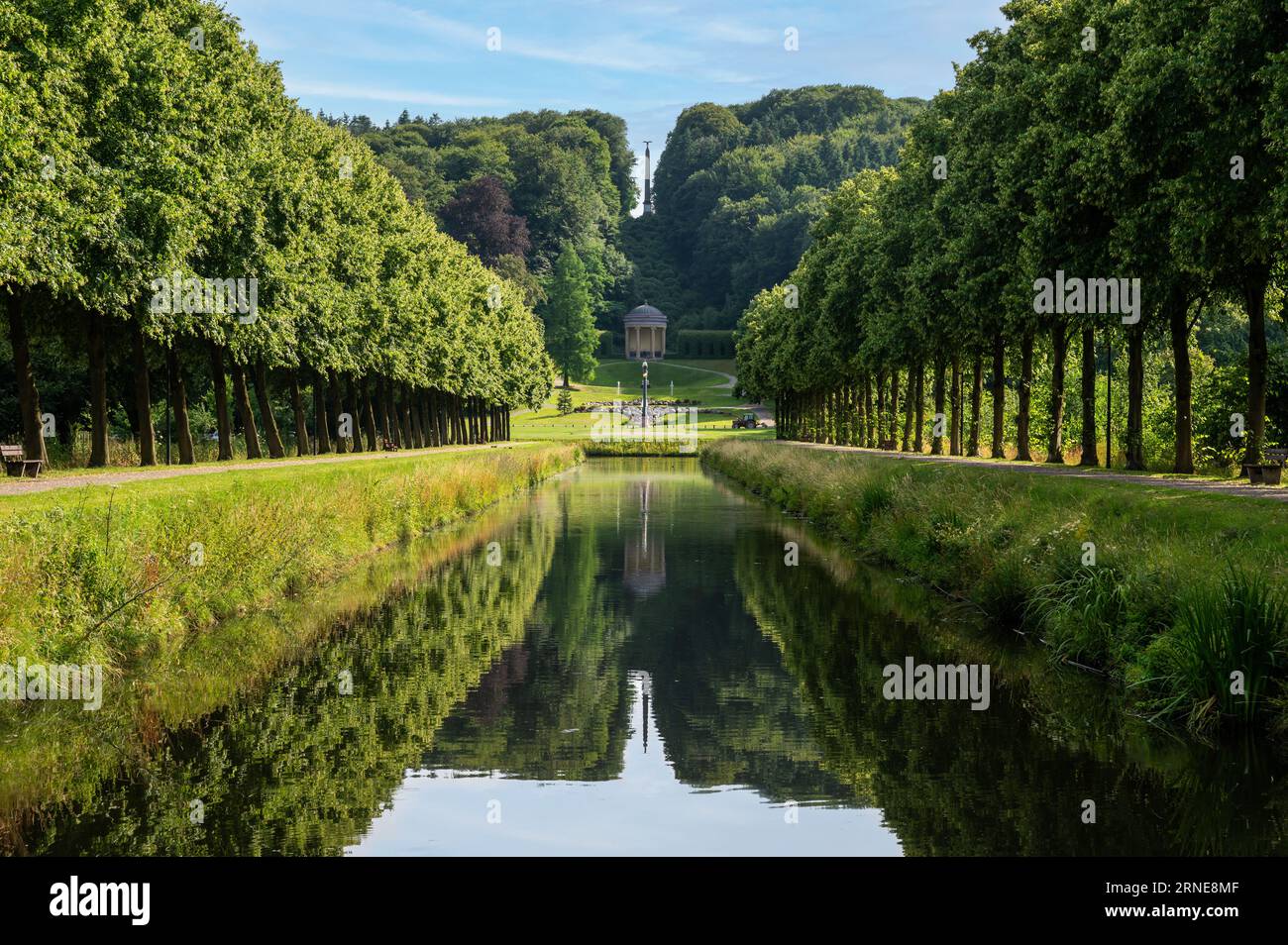 Kleve, Nordrhein-Westfalen, 10. Juli 2023 - Blick über die grünen Reflexe im Landhaus Forstgarten Stockfoto