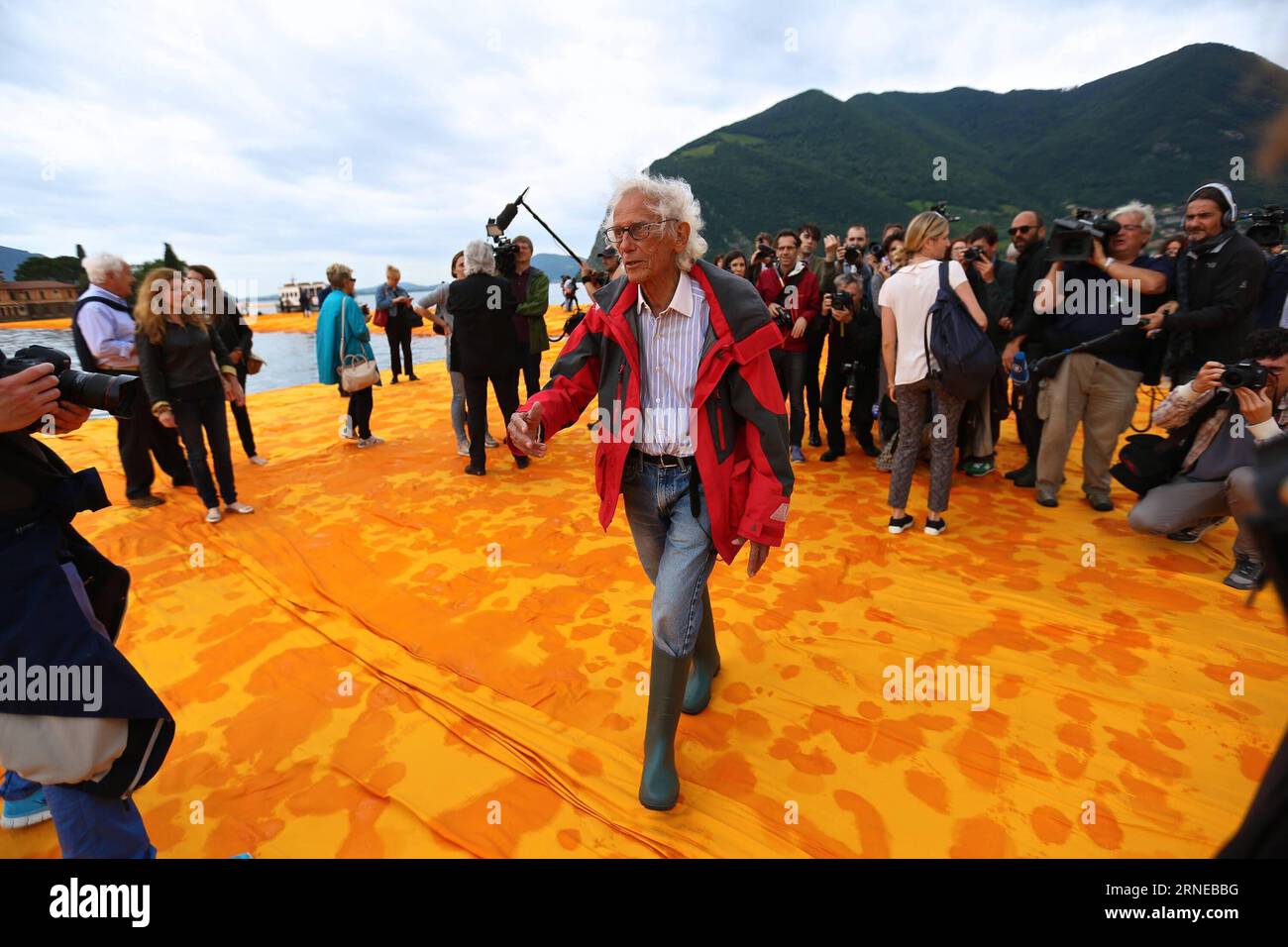 160617 -- MAILAND, 16. Juni 2016 -- der Künstler Christo Vladimirov Javacheff geht auf seiner Installation The Floating Piers während einer Pressevorschau am See Iseo in Norditalien am 16. Juni 2016. Das riesige Kunstwerk The Floating Piers des Künstlers Christo Wladimirow Jawatschow wird vom 18. Juni bis 3. Juli für die Öffentlichkeit zugänglich sein. ITALIEN-LAKE ISEO-ARTWORK DIE SCHWIMMENDEN PIER JINXYU PUBLICATIONXNOTXINXCHN Stockfoto