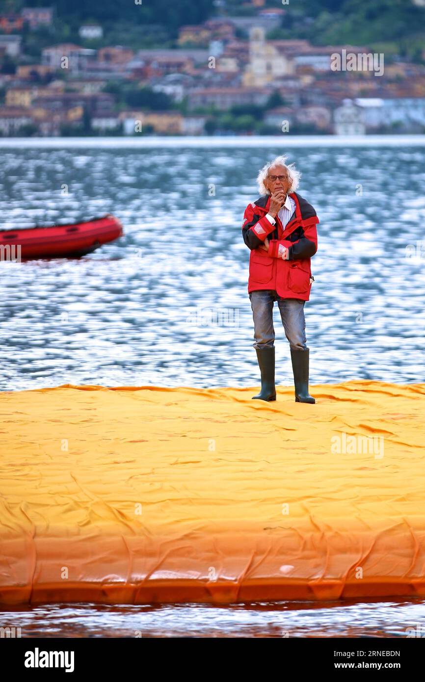 160617 -- MAILAND, 16. Juni 2016 -- der Künstler Christo Vladimirov Javacheff steht auf seiner Installation die schwimmenden Piers während einer Pressevorschau am See Iseo in Norditalien am 16. Juni 2016. Das riesige Kunstwerk The Floating Piers des Künstlers Christo Wladimirow Jawatschow wird vom 18. Juni bis 3. Juli für die Öffentlichkeit zugänglich sein. ITALIEN-LAKE ISEO-ARTWORK DIE SCHWIMMENDEN PIER JINXYU PUBLICATIONXNOTXINXCHN Stockfoto