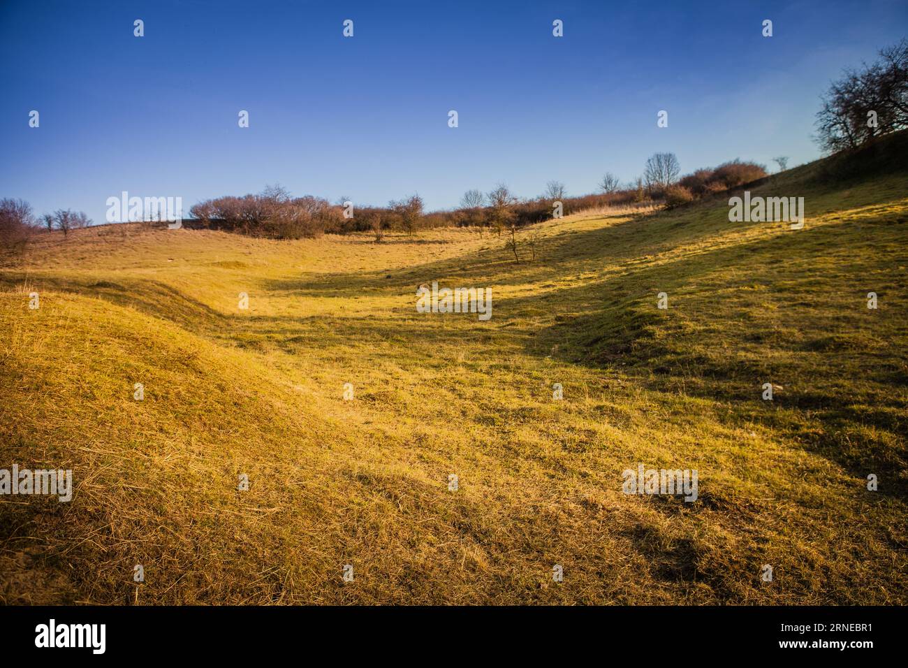 tal der Hügel in der Landschaft mit blauem Himmel perfekte Kulisse für Wanderungen und Reisen an Herbsttagen Stockfoto