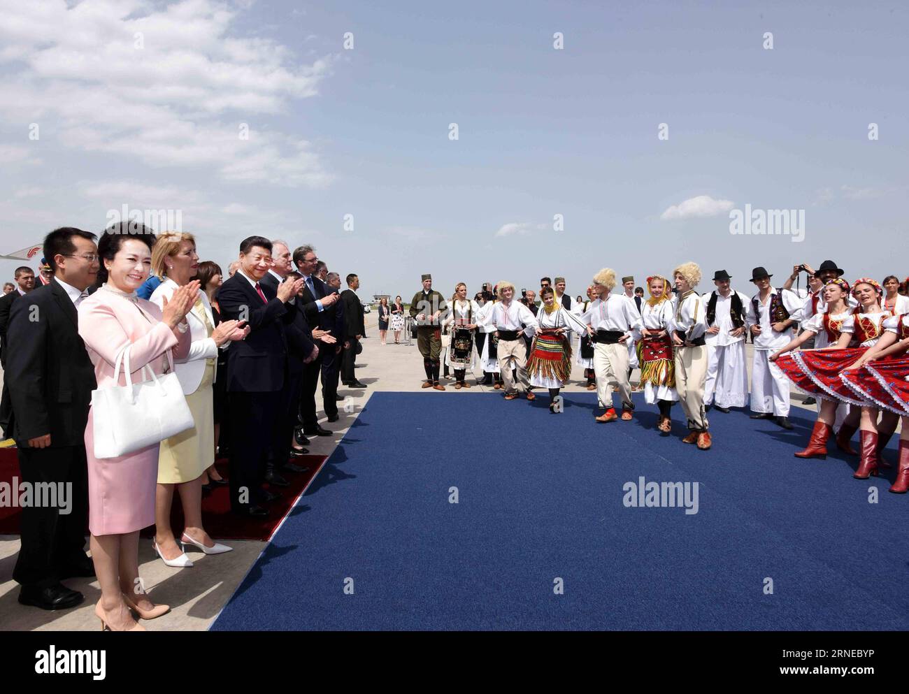 XI Jinping zu Gast in Belgrad (160617) -- BELGRAD, 17. Juni 2016 -- der chinesische Präsident Xi Jinping und seine Frau Peng Liyuan werden bei ihrer Ankunft am Flughafen Belgrad, Serbien, am 17. Juni 2016 mit dem traditionellen serbischen Volkstanz Kolo begrüßt. XI begann am Freitag einen Staatsbesuch in Serbien.)wjq SERBIEN-BELGRAD-CHINA-XI JINPING-ARRIVAL RaoxAimin PUBLICATIONxNOTxINxCHN Xi Jinping zu Gast in Belgrad 160617 Belgrad 17. Juni 2016 der chinesische Präsident Xi Jinping und seine Frau Peng Liyuan werden BEI ihrer Ankunft in der Airpo mit einem traditionellen serbischen Volkstanz Kolo begrüßt Stockfoto