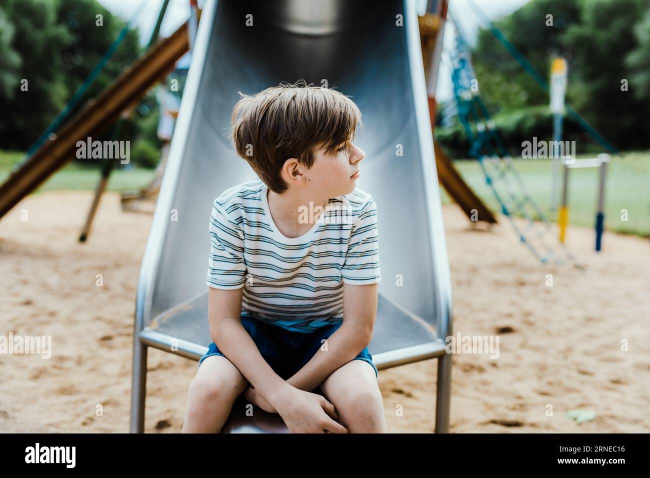 teenager brüten über dem Erwachsenwerden, werden erwachsen und bekommen einen Teil der Gesellschaft Stockfoto