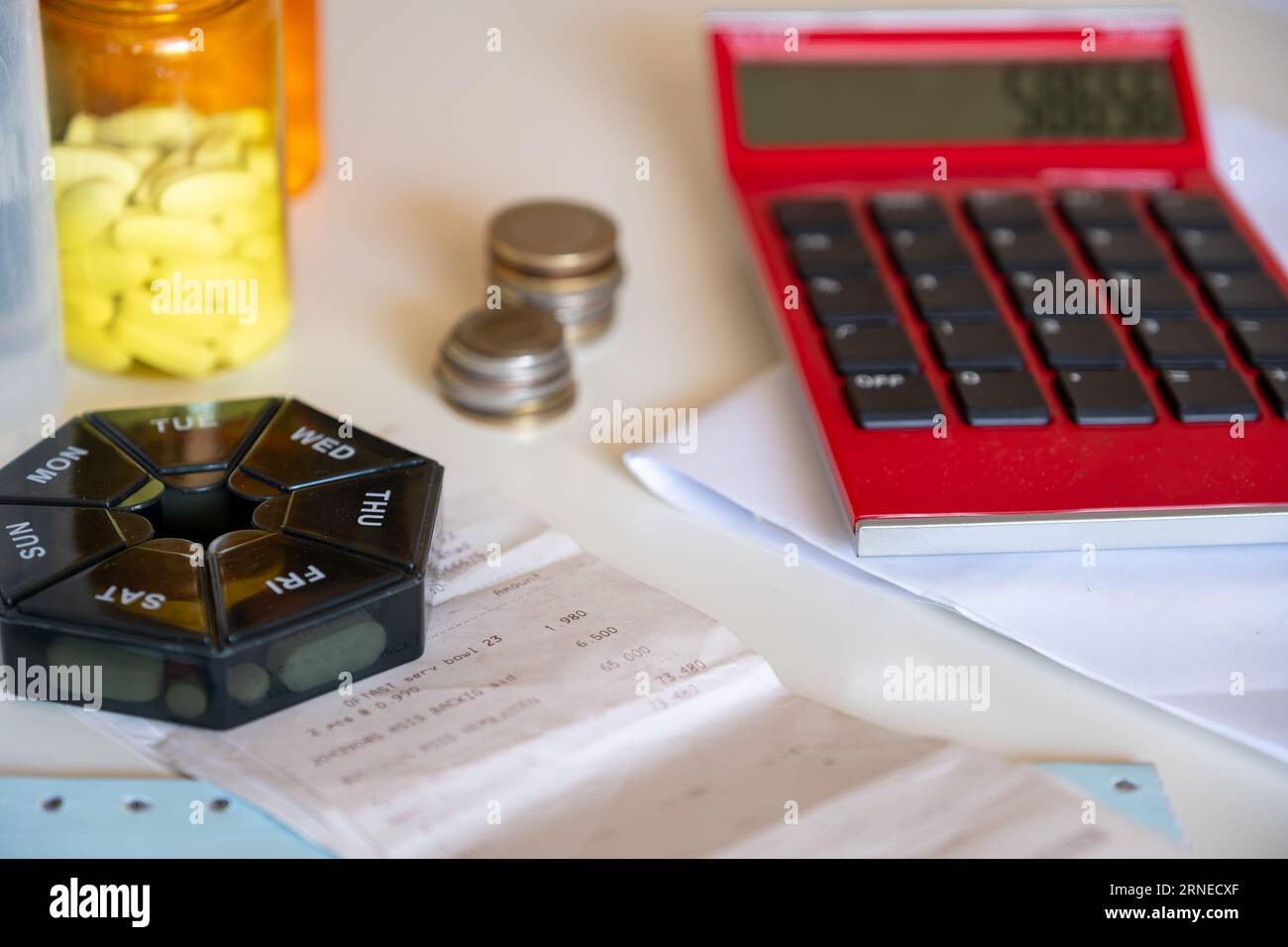 Die Tabelle besteht aus Geldrechnungen und dem Organizer für Medizin Stockfoto