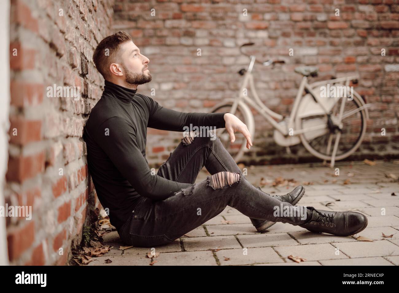 Um im Winter mit dem Fahrrad zu fahren und an andere nachhaltige Fahrzeuge zu denken Stockfoto