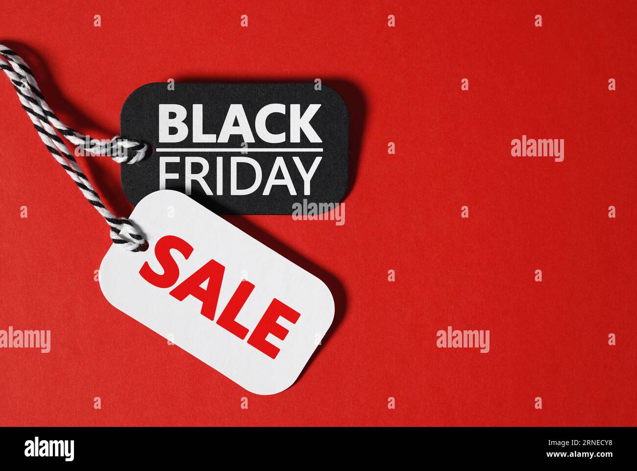 Black friday Sale Thanksgiving Day und Christmas Shopping Konzept mit schwarzem freitag und Verkaufstext auf schwarzem und weißem Papier Preisschilder auf rot. Stockfoto