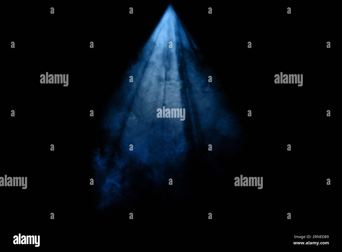 Leere Szene mit blauem Spotlight und Rauch - 3D-Rendering. Stockfoto