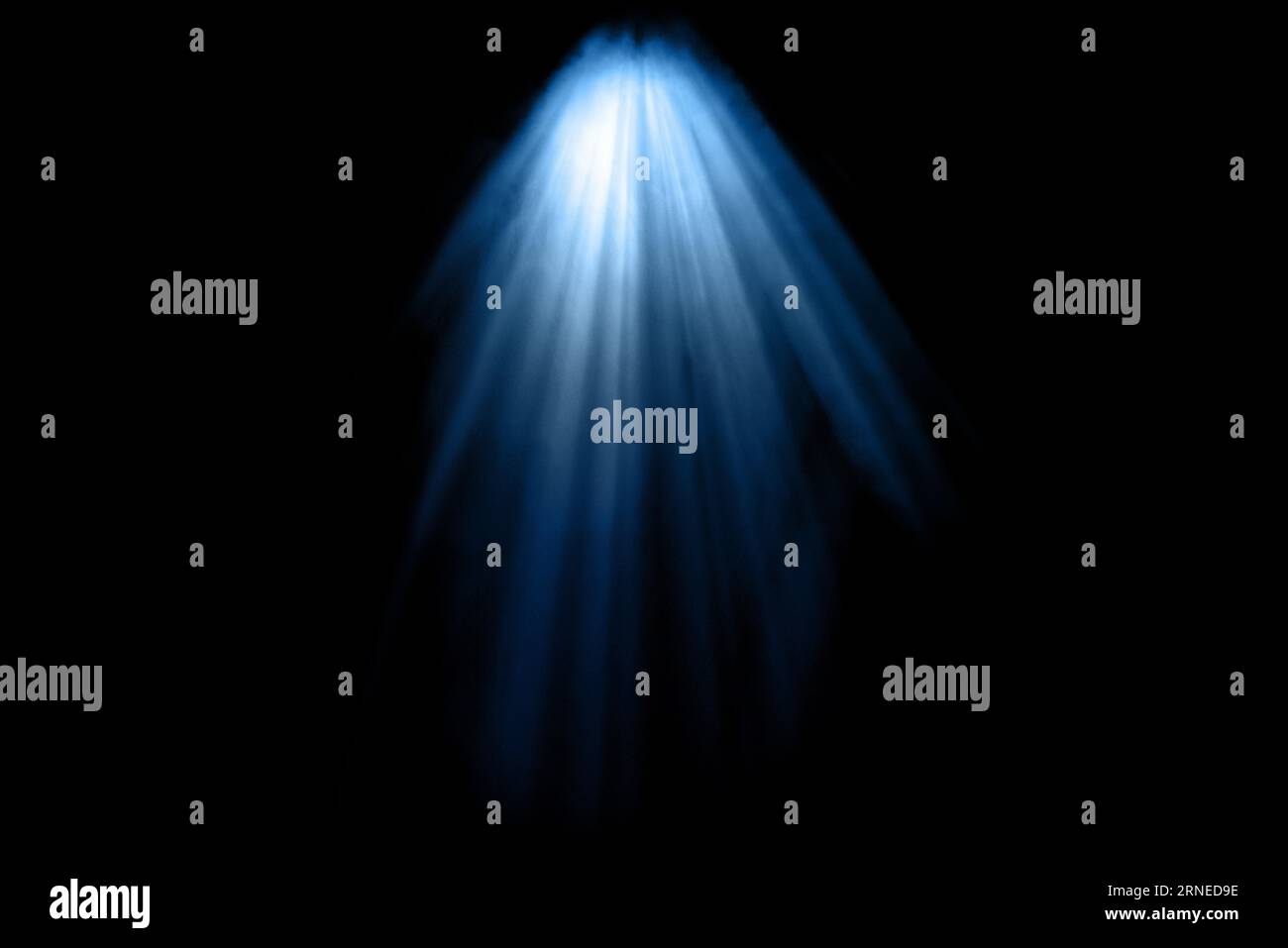 Leere Szene mit blauem Spotlight und Rauch - 3D-Rendering. Stockfoto