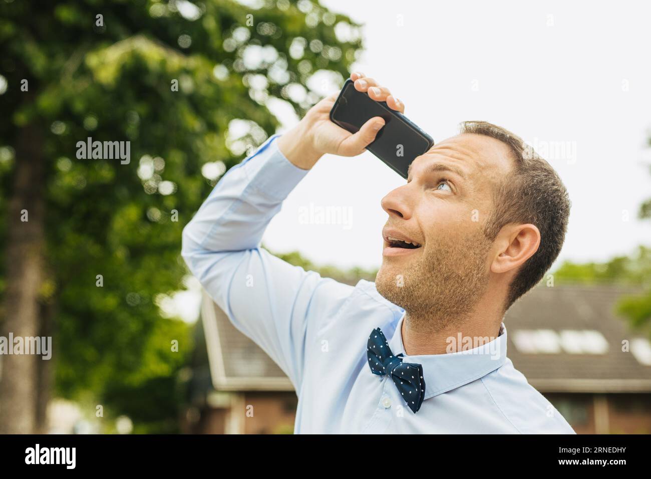 Hohe Strahlung des Mobiltelefons ist Risiko für Krankheiten und Krebs, weil es Funkfrequenzen ausstrahlt - dieser Mann sehen nicht die Gefahr von Funkwellen um Stockfoto