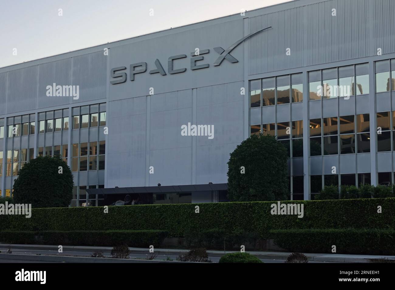 Hawthorne, Kalifornien, USA - 30. August 2023: Das Firmenlogo und der Firmensitz von SpaceX (Space Exploration Technologies Corp.) werden gezeigt. Stockfoto