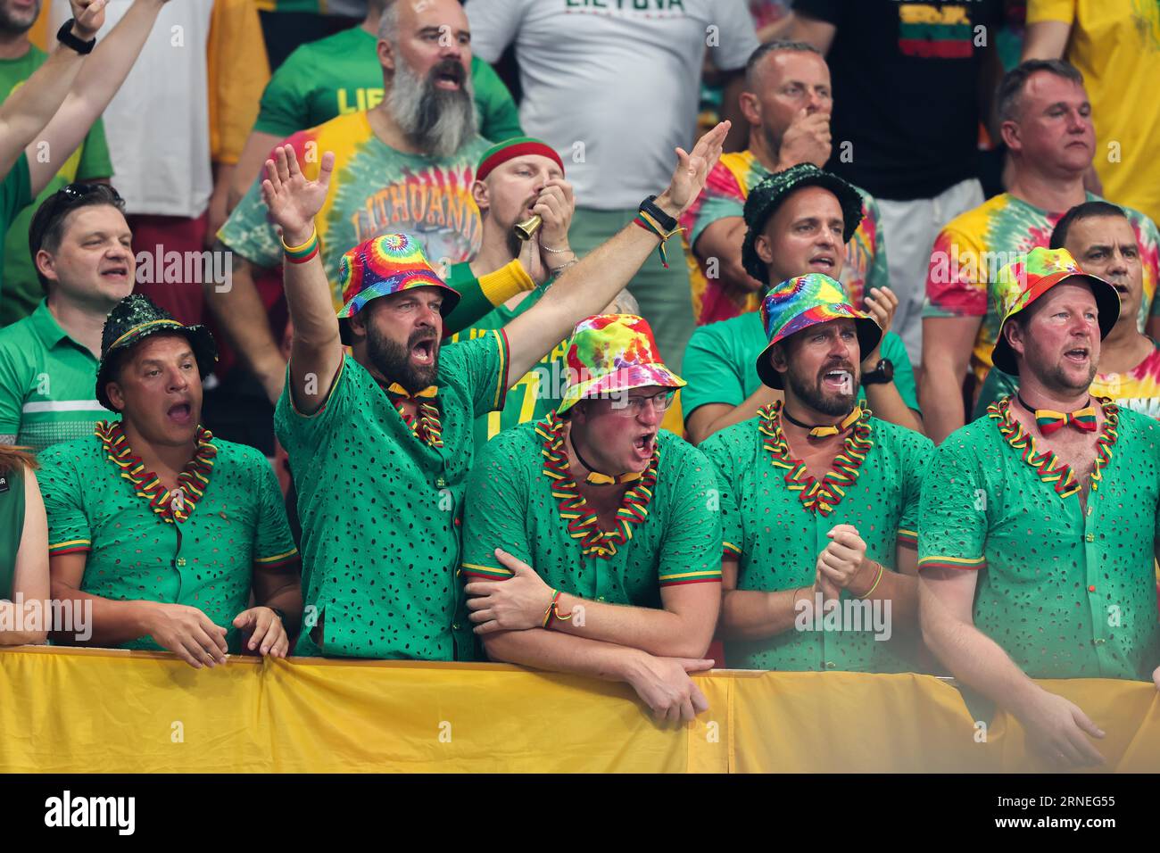 Manila, Philippinen. September 2023. Fans Litauens jubeln beim Spiel der zweiten Runde zwischen Litauen und Griechenland beim FIBA-Weltcup 2023 in Manila, Philippinen, am 1. September 2023. Quelle: Rouelle Umali/Xinhua/Alamy Live News Stockfoto