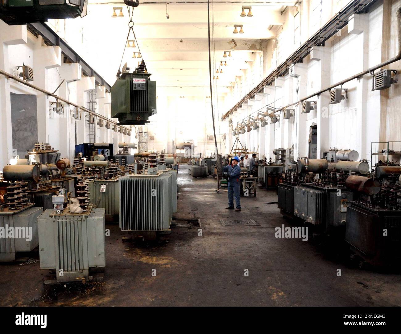 (160622) -- DAMASKUS, 22. Juni 2016 -- Elektrizitätsarbeiter versuchen, Elektrizitätstransformatoren in einem Kraftwerk zu reparieren, das am 22. Juni 2016 in der Stadt Adra al-Omaliyeh, der syrischen Hauptstadt Damaskus, von mit al-Qaida verbundenen Militanten sabotiert wurde. Die syrische Armee eroberte Adra al-Omaliyeh im Jahr 2014 zurück, und seitdem wird die Infrastruktur instand gesetzt. ) SYRIEN-DAMASKUS-ELEKTRIZITÄTSWERK Ammar PUBLICATIONxNOTxINxCHN 160622 Damaskus 22. Juni 2016 Elektrizitätsarbeiter versuchen, Elektrizitätstransformatoren in einem Kraftwerk zu reparieren, das von Al-Kaida-Militanten in der Stadt Ad sabotiert wurde Stockfoto