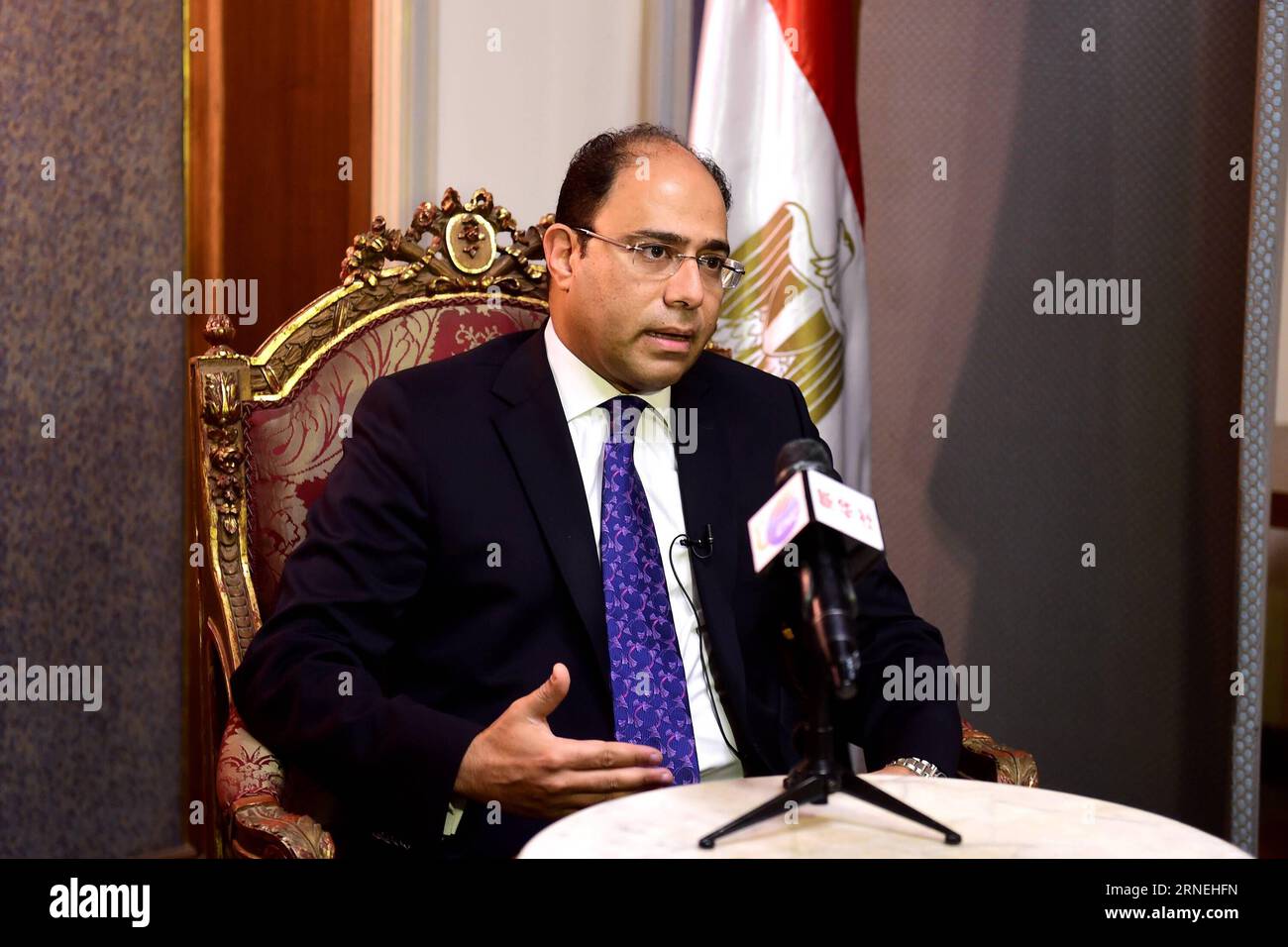 KAIRO, 23. Juni 2016 – Ahmed Abu Zaid, Sprecher des ägyptischen Außenministeriums, spricht in einem Interview mit Xinhua in Kairo, Ägypten, am 23. Juni 2016. Das Südchinesische Meer-Problem sollte friedlich gelöst werden, ohne dass Maßnahmen ergriffen werden, die Spannungen eskalieren würden, sagte Ahmed Abu Zaid am Donnerstag hier. ) ÄGYPTEN-KAIRO-CHINA-SÜDCHINESISCHE MEERESFRAGE ZhaoxDingzhe PUBLICATIONxNOTxINxCHN Kairo 23. Juni 2016 Ahmed Abu Zaid Sprecher des ägyptischen Außenministeriums spricht im Interview mit XINHUA in Kairo Ägypten AM 23. Juni 2016 sollte die Südchinesische Meeresfrage friedlich gelöst werden, ohne dass Aktionen Thatcher esca würde Stockfoto