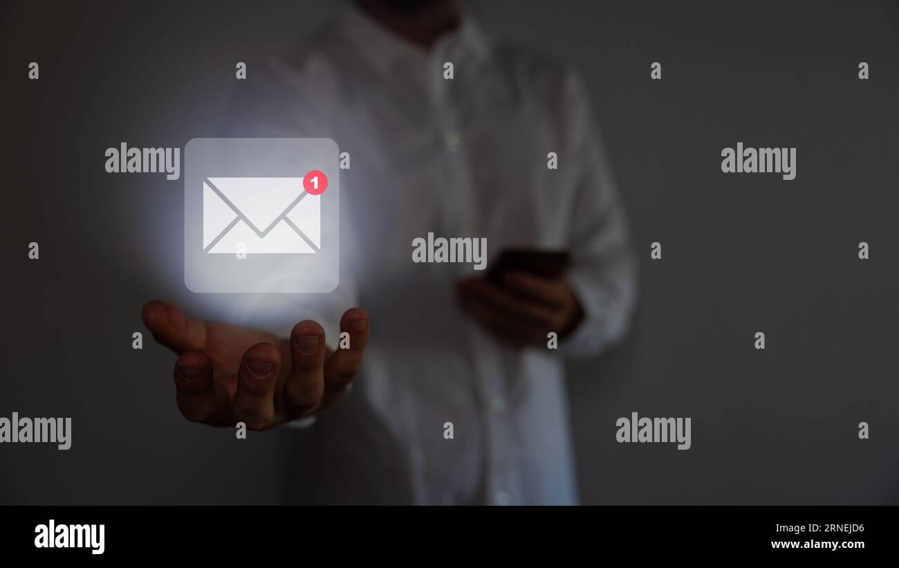 Geschäftsmann mit Tablet und Berührung mit virtuellem weißem Newsletter für E-Mail oder E-Mail mit Benachrichtigungskonzept. Stockfoto