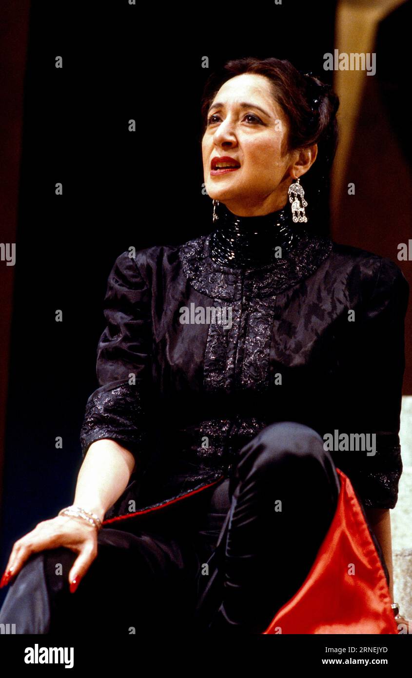 Madhur Jaffrey (Medea) in MEDEA von Euripides am Lyric Theatre Hammersmith, London W6 30/05/1986 Übersetzung: Philip Vellacott Bühnenbild: Jane Martin Kostüme: Iona McLeish Lighting: Nick Chelton Regie: Mary McMurray Stockfoto