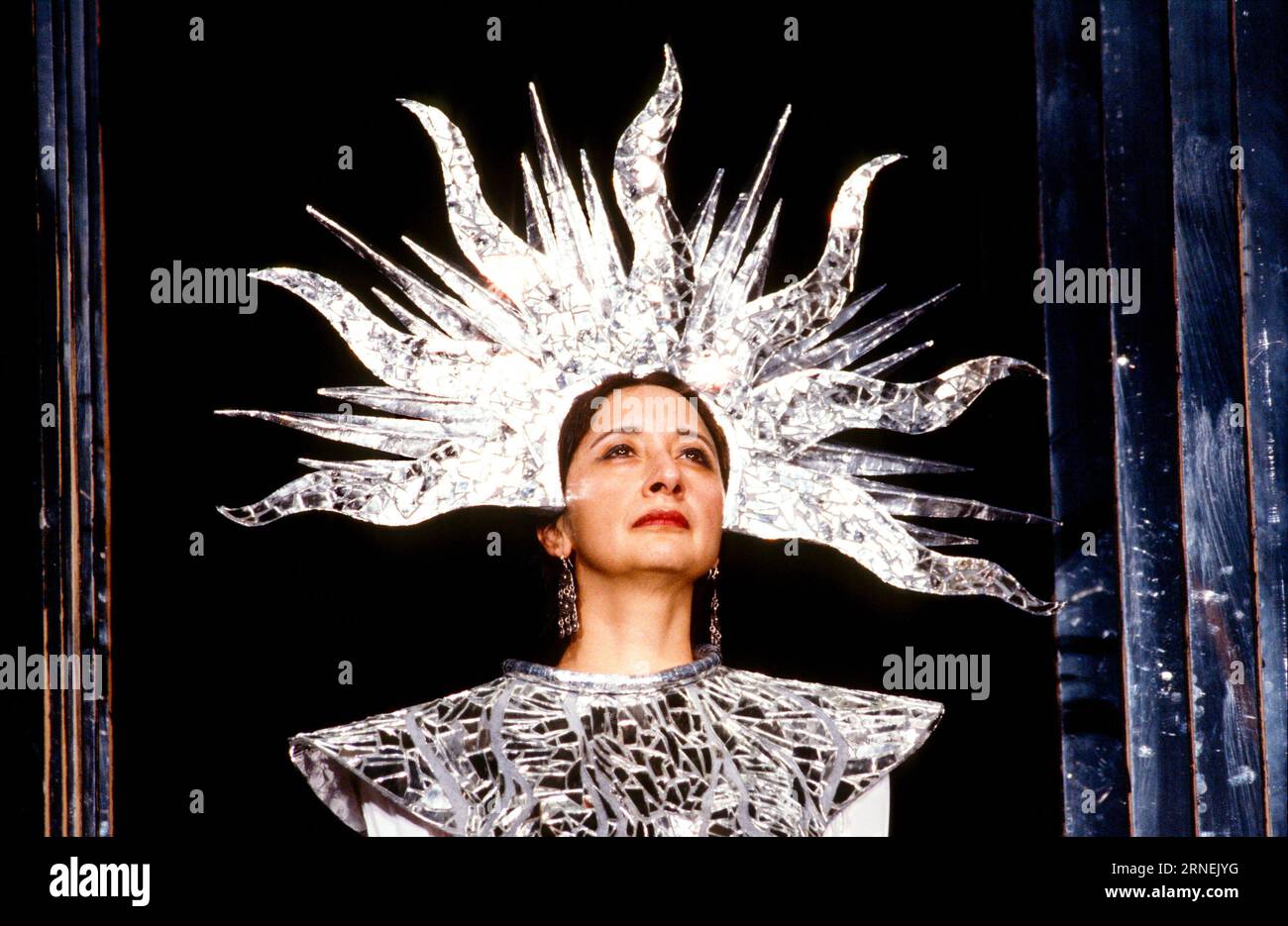 Madhur Jaffrey (Medea) in MEDEA von Euripides am Lyric Theatre Hammersmith, London W6 30/05/1986 Übersetzung: Philip Vellacott Bühnenbild: Jane Martin Kostüme: Iona McLeish Lighting: Nick Chelton Regie: Mary McMurray Stockfoto