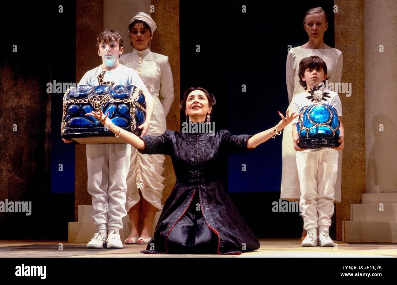 Madhur Jaffrey (Medea) mit ihren Söhnen und (hinten rechts) Darlene Johnson (Krankenschwester) in MEDEA von Euripides am Lyric Theatre Hammersmith, London W6 30/05/1986 Übersetzung: Philip Vellacott Bühnenbild: Jane Martin Kostüme: Iona McLeish Lighting: Nick Chelton Regie: Mary McMurray Stockfoto