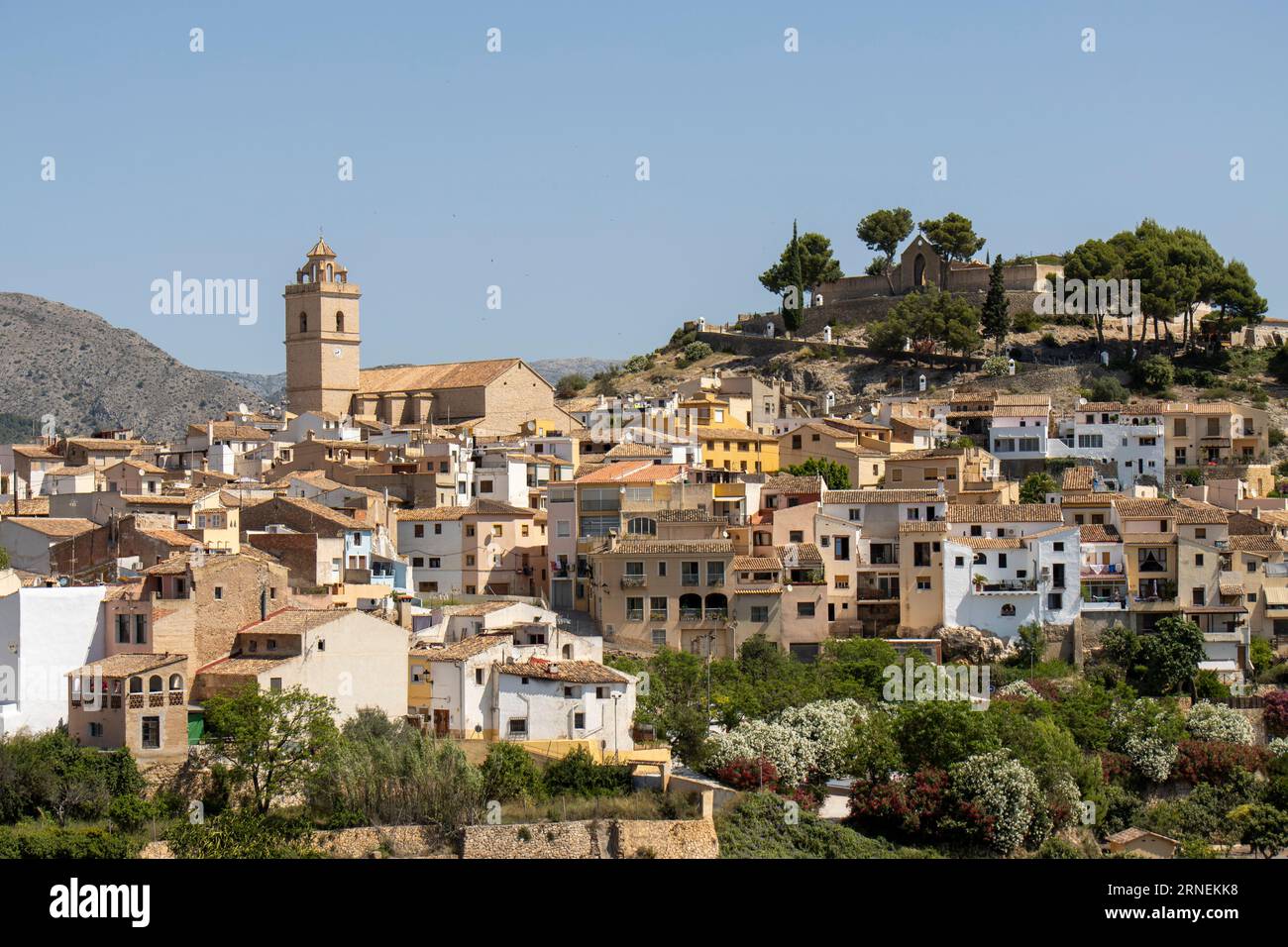 Blick auf das wunderschöne spanische mediterrane Dorf Polop Stockfoto