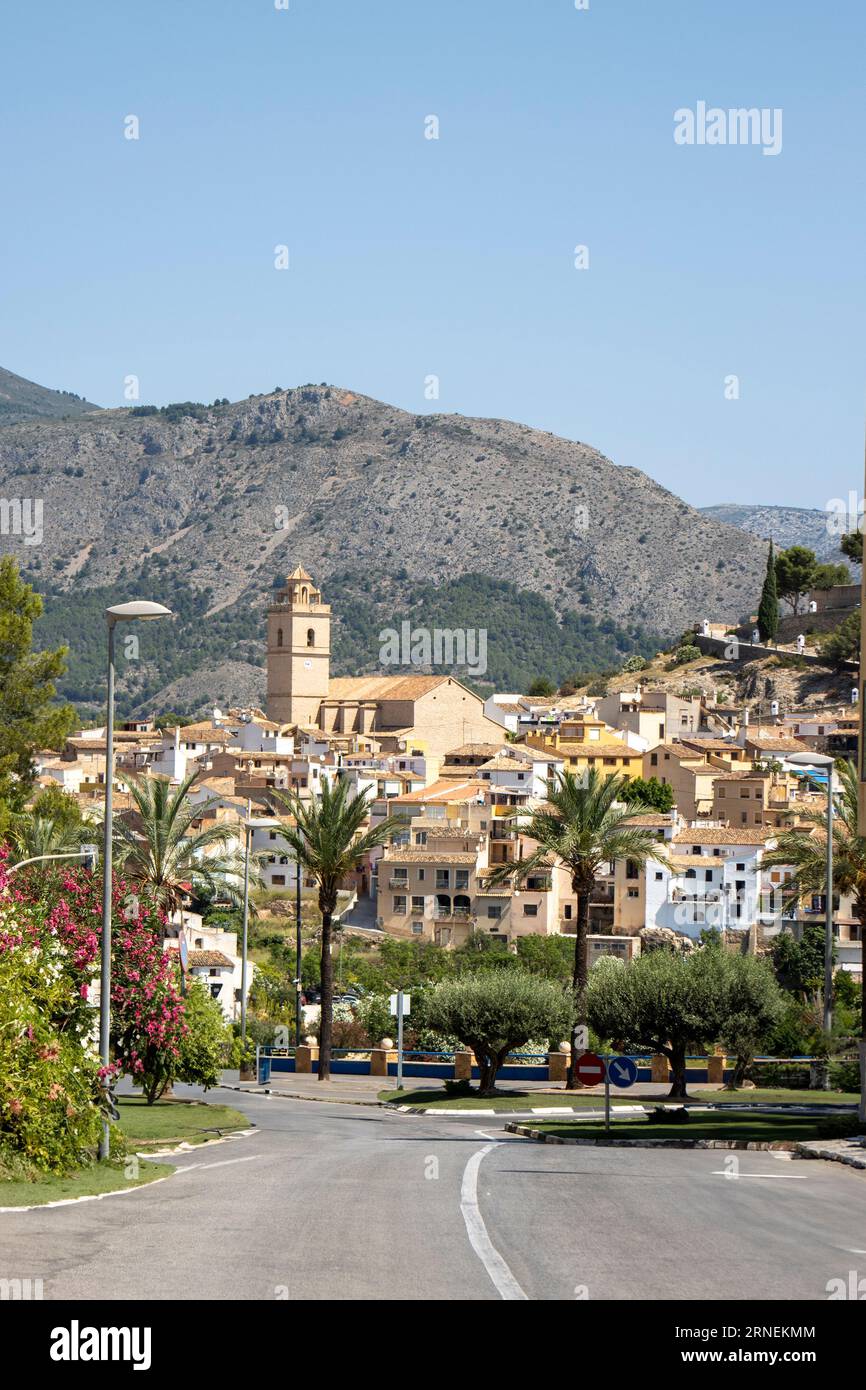 Panoramablick auf das wunderschöne spanische mediterrane Dorf Polop Stockfoto